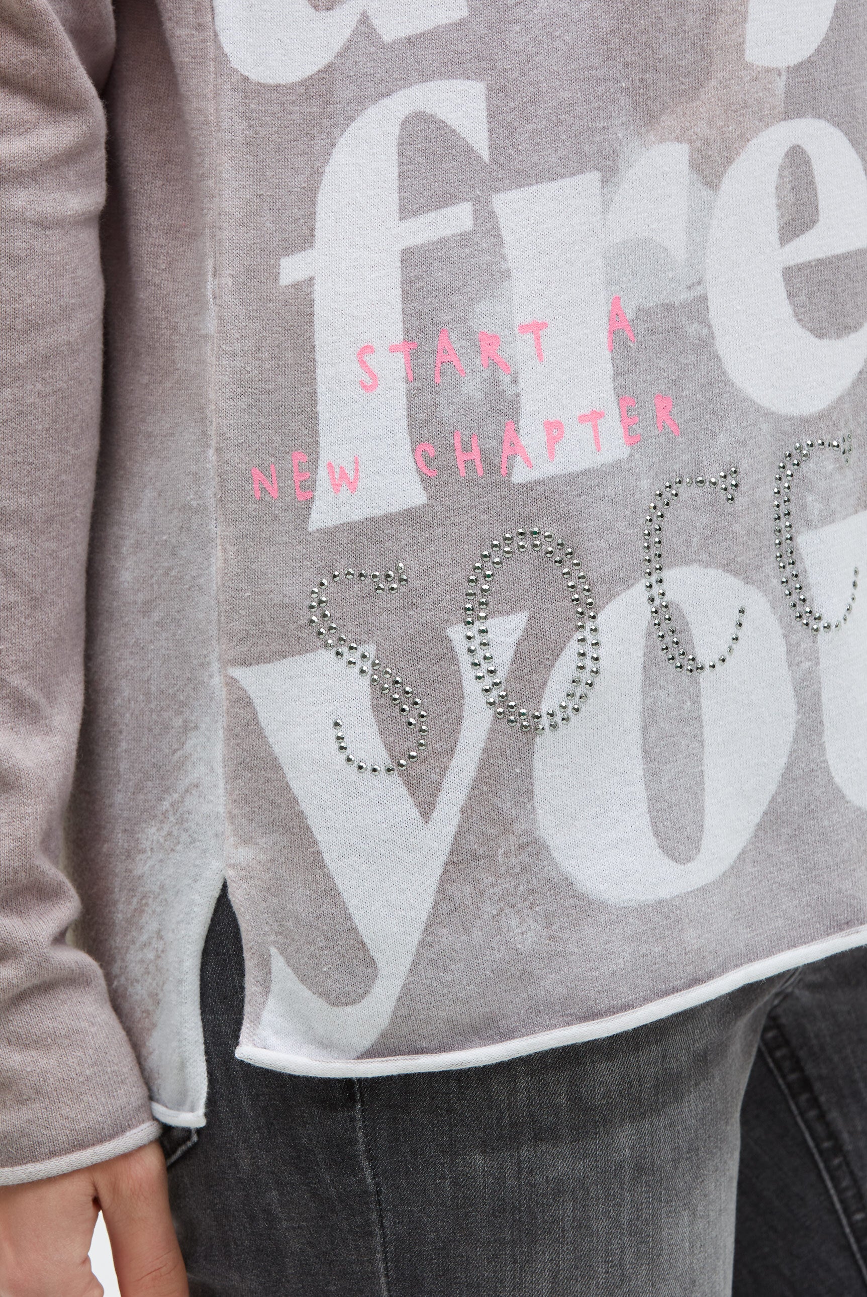 Pullover mit All Over Print und Schmucksteinen - 6