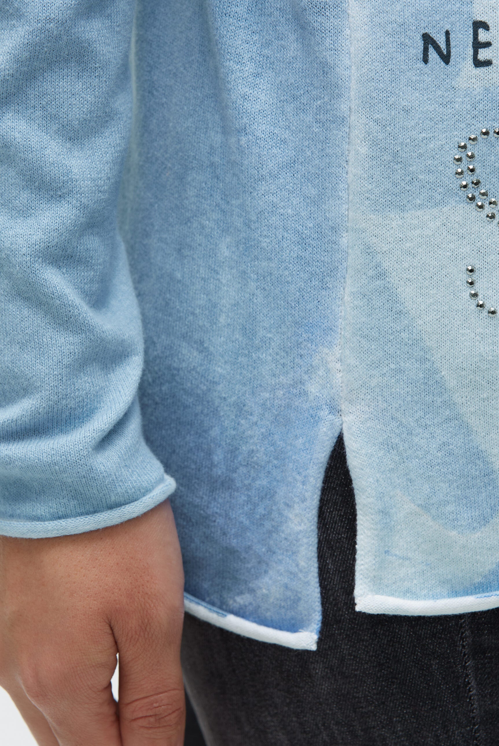 Pullover mit All Over Print und Schmucksteinen - 6